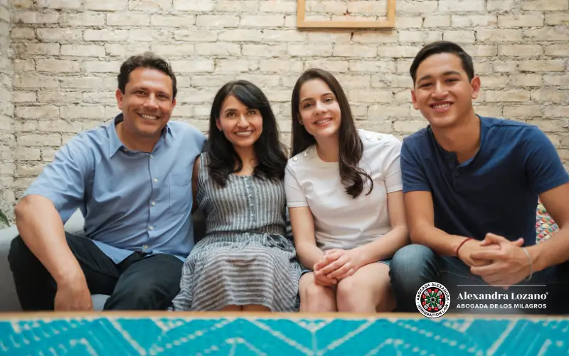 Familia mexicana en Estados Unidos, usada para blog de Abogada Alexandra sobre Inmigración - ¿Has soñado con tener tu propio negocio en los Estados Unidos y vivir allí con tu familia?