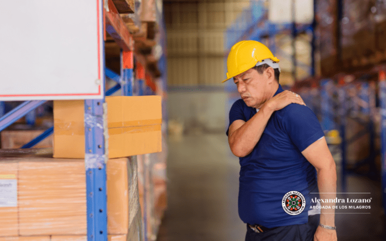 Trabajador con lesión de construcción, lastimado que le duele la espalda después de accidente - fotografía usada para blog de Abogada Alexandra